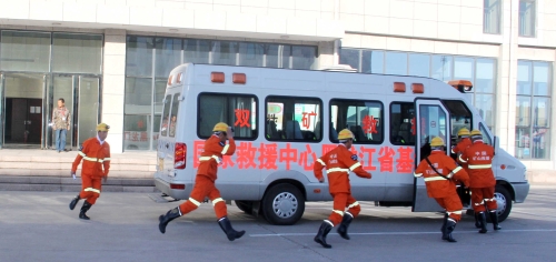 图为：闻警出动，，，，，，，争分夺秒