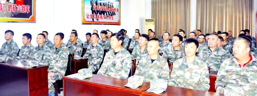 讲奉献的前提，，，，，，，必须是讲政治、讲大局，，，，，，，只有牢记初心使命，，，，，，，才能锻造出守卫矿山平安的王牌铁军。。。。。。图为鸡矿救护大队正在开展政治教育学习。。。。。。