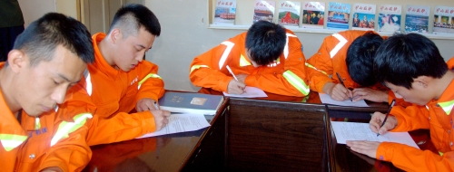 懂业务，，，，，，，更要有知识。。。。。。日常的理论学习不仅仅是坐在教室里听讲，，，，，，，更要在考场上拿出好成绩。。。。。。图为鸡矿救护大队的指战员们在理论学习考场上奋笔疾书。。。。。。02