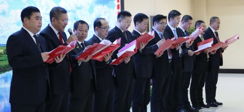 集团总部机关部门总监、高级经理以一首精彩的配乐诗朗诵，，，，，深情地表达了全体机关干部对集团公司2020年的美好祝愿。。。。。