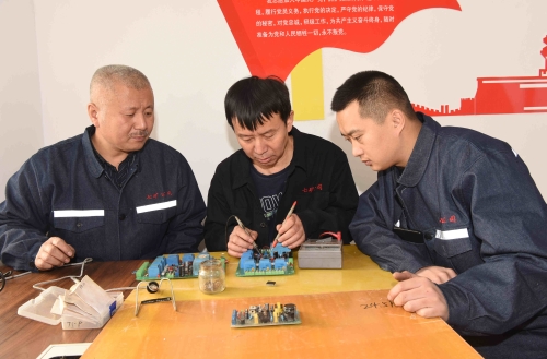 000   七矿公司新兴矿王守朋工作室坚持技术创新，，，，，，，，科技创效，，，，，，，，成效显著。。。。。图为王守朋（中）与科研小组在一起专研业务。。。。。孙国祥摄_副本