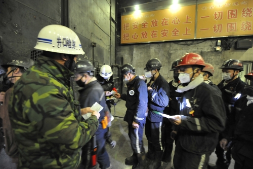 兴安矿保卫科检身人员为春节假期出勤人员进行测温检身。。。。。。 (2)