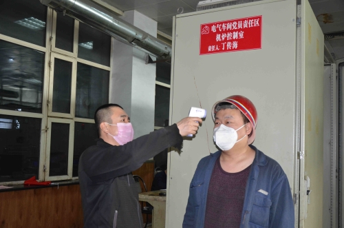 七台河公司热电厂锅炉车间党员班长王培军，，，，，，疫情期间坚持每班为职工监测体温，，，，，，耐心叮嘱职工“勤洗手、戴口罩、休息好、兑规作业”，，，，，，职工亲热地称呼他是“健康管家”。。。。。（王贤宝  摄）