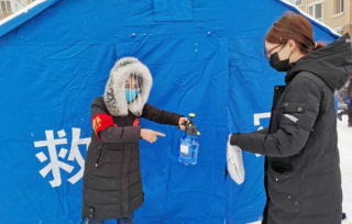 铁选厂党支部书记邱菊在为社区居民邮件消毒。。。。。。。。