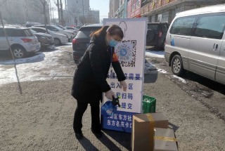 图为七矿公司铁选厂党员张玉莹冲在疫情防控的最前沿，，，，，，，深入社区担任党员志愿者。。。。。。。。（傅喜有摄）