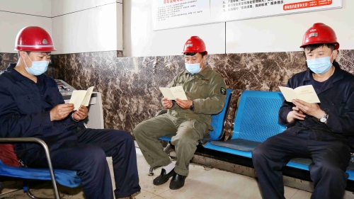 七矿公司上下深入学习贯彻习近平总书记关于安全生产工作重要指示精神。。。。。图为龙选厂重选车间班长组织当班职工班中学习习近平总书记关于安全生产工作重要指示精神。。。。。_副本