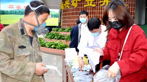 新兴矿开展全国安全宣传咨询日活动，，，，，，，，积极宣传安全知识，，，，，，，，切实增强职工掌握安全知识水平，，，，，，，，提高安全生产意识，，，，，，，，为企业安全高效发展夯实安全基础。。。。。。。。_副本