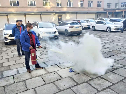 图为供电公司组织职工进行灭火器使用培训。。。。。。。王超 摄