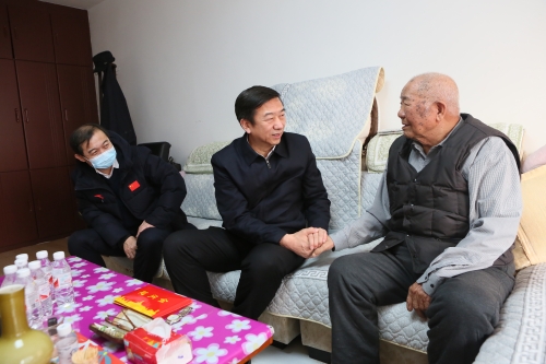 孙成坤在庞德海家中慰问 (10).JPG