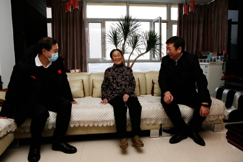 孙成坤在吕伯春遗孀家