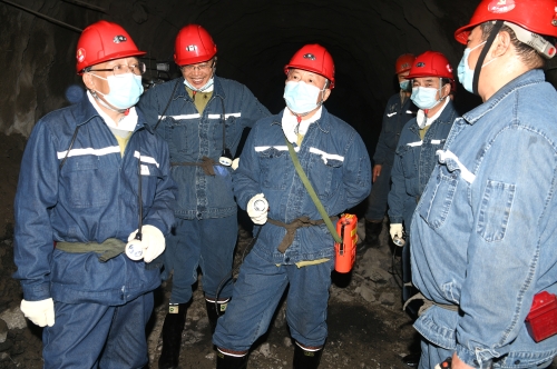 2022.10.17公司董事长张长山陪同开元国际游戏app梁德深入新铁矿7675掘进工作面