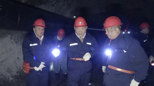 11月5日，，，，，，，，集团公司党委书记、董事长王佳喜在双鸭山矿业公司东荣二矿