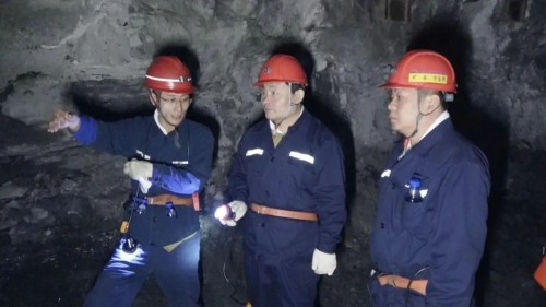 11月5日，，，，，，，，集团公司党委书记、董事长王佳喜在双鸭山矿业公司东荣二矿2